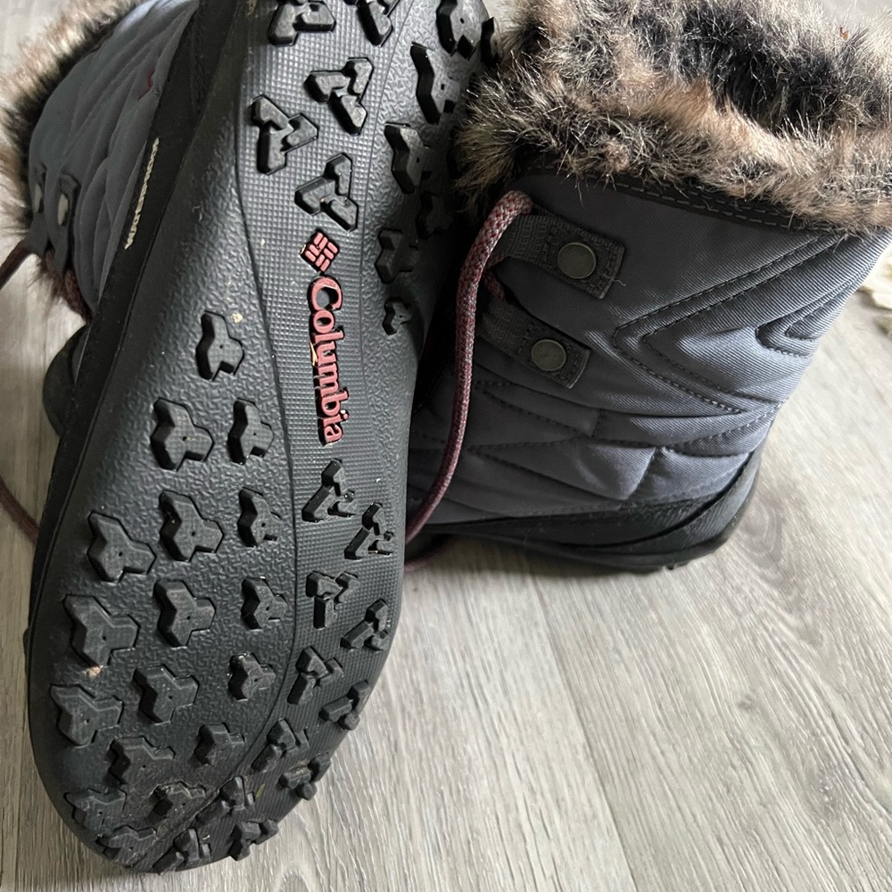 Columbia Women's Black and Gray Winter Boots